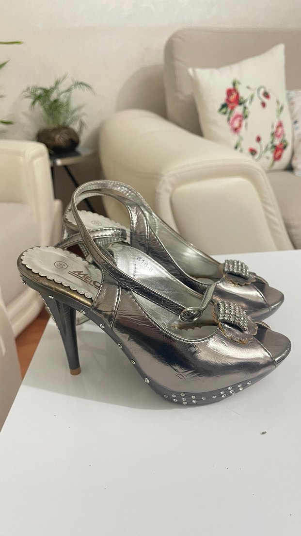 Gri Metalik Tokalı Yüksek Topuklu Kadın Ayakkabı - Görsel 3