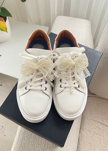 Deri. Dantel Detaylı Beyaz Bağcıklı Sneakers - Görsel 2