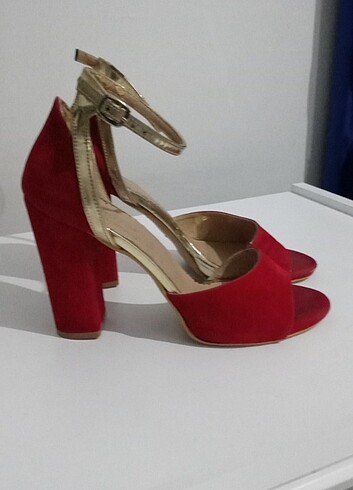 Kırmızı topuklu ayakkabı ????