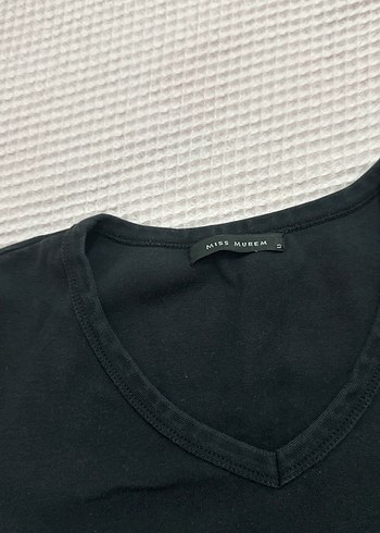 Siyah V Yaka Kısa Kollu Crop Top - Görsel 2