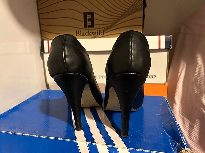 Siyah Deri Görünümlü Topuklu Ayakkabı - Görsel 3