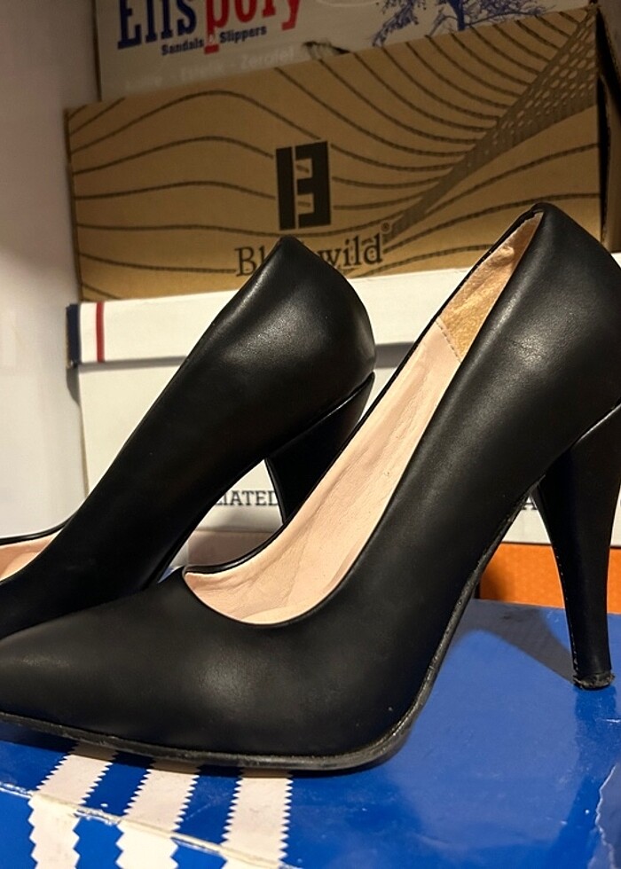 Siyah Deri Görünümlü Topuklu Ayakkabı - Görsel 2