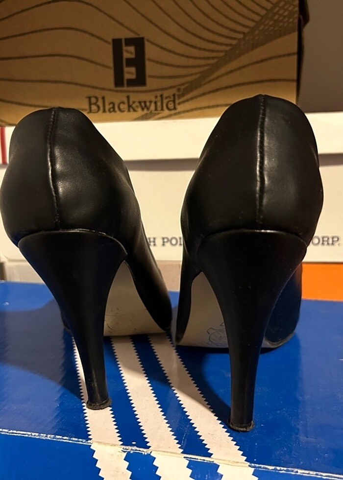 Siyah Deri Görünümlü Topuklu Ayakkabı - Görsel 3