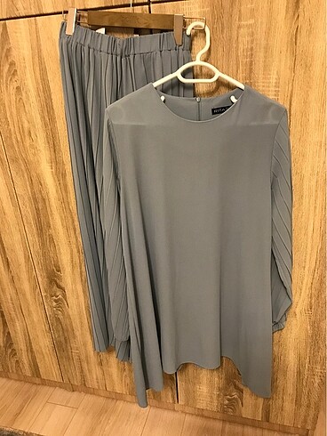 Tunik ve pantalon takımdır eşarpta hediyemdir