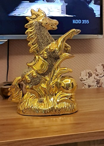 Parlak Altın Renk At Figürünü