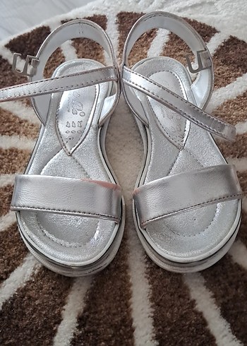 27 Beden Kız Çocuk Metalik Gri Tokalı Sandalet