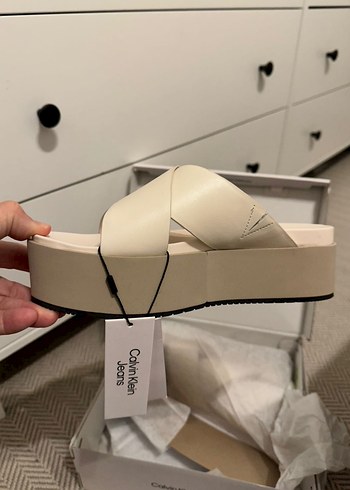 Beyaz Kalın Tabanlı Kadın Terlik - Görsel 3