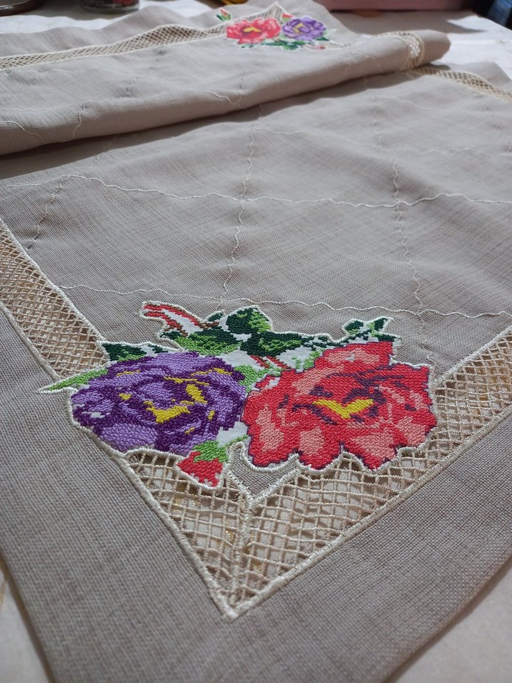 Nakışlı Masa Örtüsü - Görsel 2