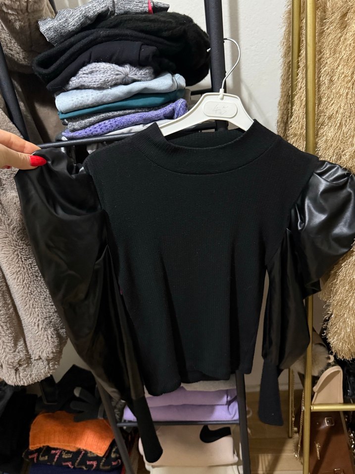 Deri Kollu Siyah Balıkçı Yaka Bluz - Görsel 2