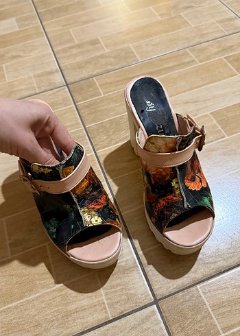 Çiçek Desenli Bohem Kadın Dolgu Topuklu Terlik - Görsel 3