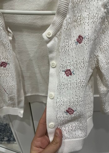 Nakışlı Beyaz Kısa Örgü kız bebek hırka - Görsel 2