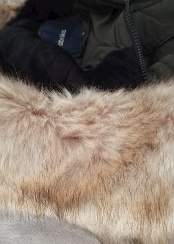 Fabrika kürk detaylı diz üstü mont - Görsel 3