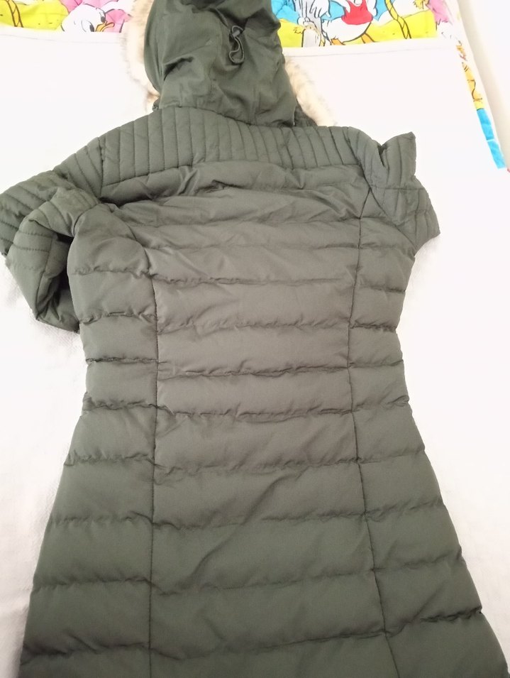 Fabrika kürk detaylı diz üstü mont - Görsel 4