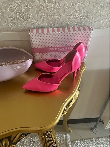 Neon pembe ayakkabı