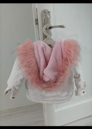 Kız Çocuk Beyaz Kapüşonlu Kürklü Mont - Görsel 4