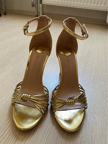 Stradivarius Gold Rengi Topuklu Ayakkabı