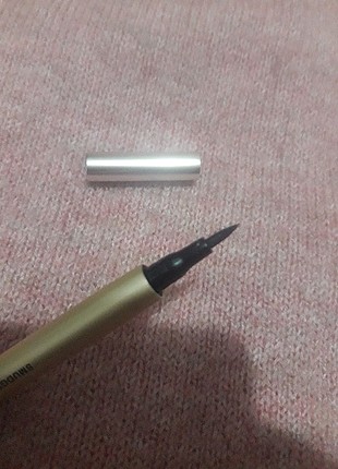 Siyah kalem eyeliner