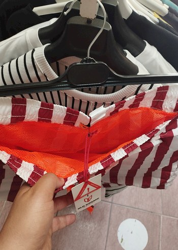 Kırmızı Çizgili Mini Erkek Deniz Şortu - Görsel 3