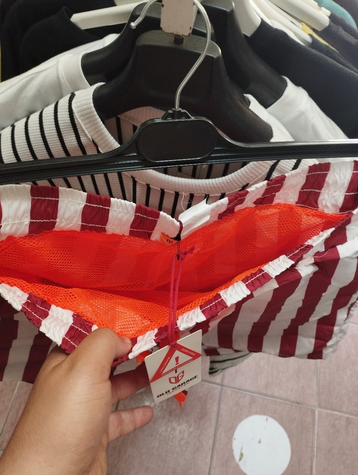 Kırmızı Çizgili Mini Erkek Deniz Şortu - Görsel 3