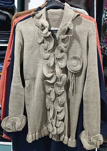 Kahverengi Fırfırlı Triko Hırka - Görsel 4