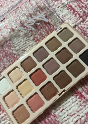 Pretty Beauty 18'li Far Paleti - Görsel 2