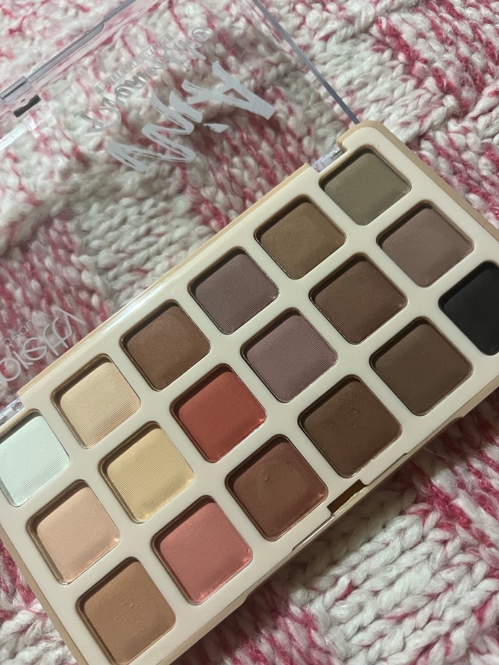 Pretty Beauty 18'li Far Paleti - Görsel 2