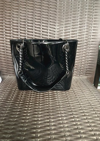 Beden DKNY Zincir Detaylı Siyah Parlak Deri Kadın Çanta