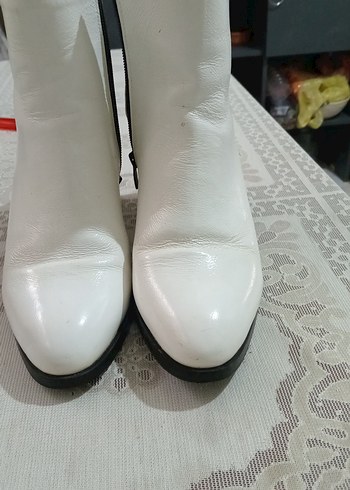 Beyaz Tokalı İnce Topuklu Kadın Çizme