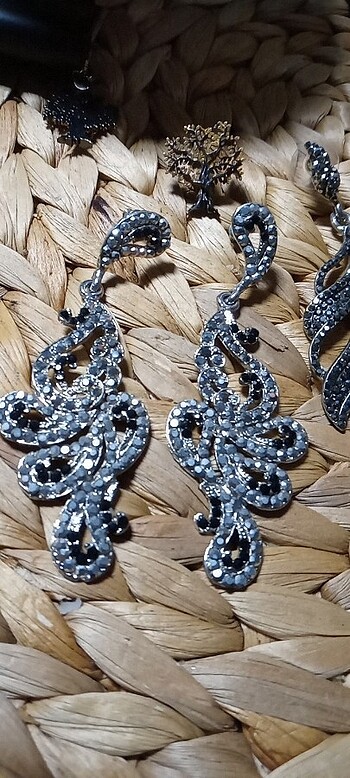 Tamamı taş detaylı şık sarkıtlı küpe