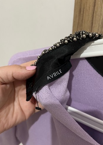 Boncuklu Yaka Detaylı Mor Kısa Kollu Triko - Görsel 3