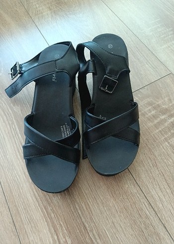 Siyah Kadın Dolgu Topuklu Tokalı Sandalet