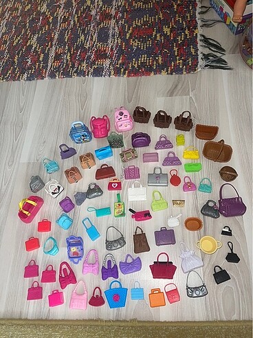 Barbie çantalar vb.