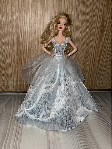 Barbie 2021 yılbaşı bebeği