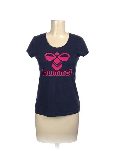 Hummel T-shirt %70 İndirimli.
