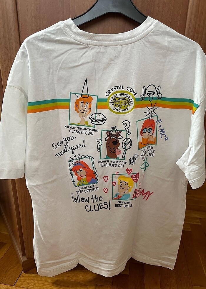 Mavi jeans, baskılı beyaz tişört - Görsel 3