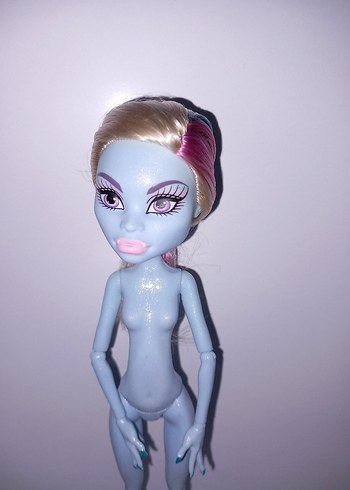 Monster High 1 adet monster high bazı yerlerinde hafif sarılık var