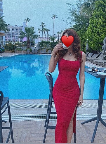 Kırmızı Yırtmaçlı Elbise