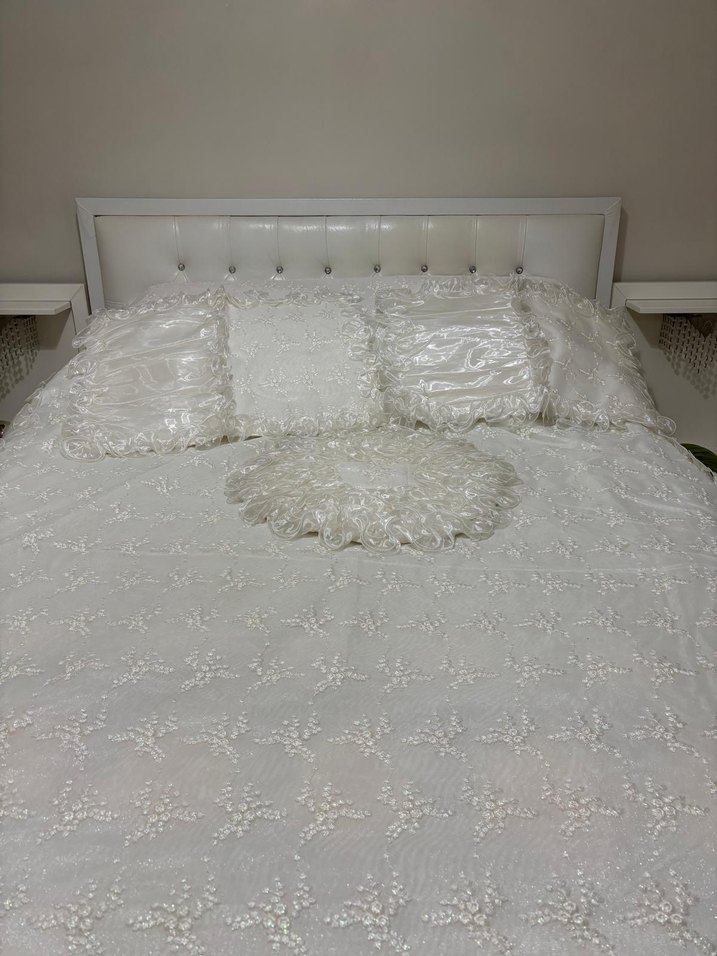 Nakışlı Beyaz Yatak Örtüsü - Görsel 5