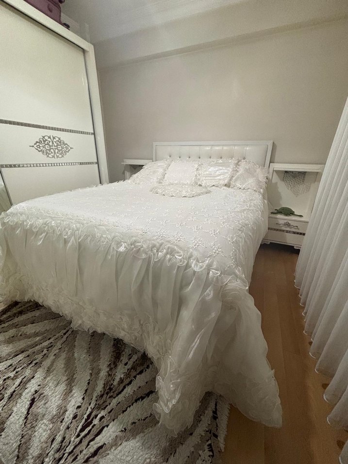 Nakışlı Beyaz Yatak Örtüsü - Görsel 2