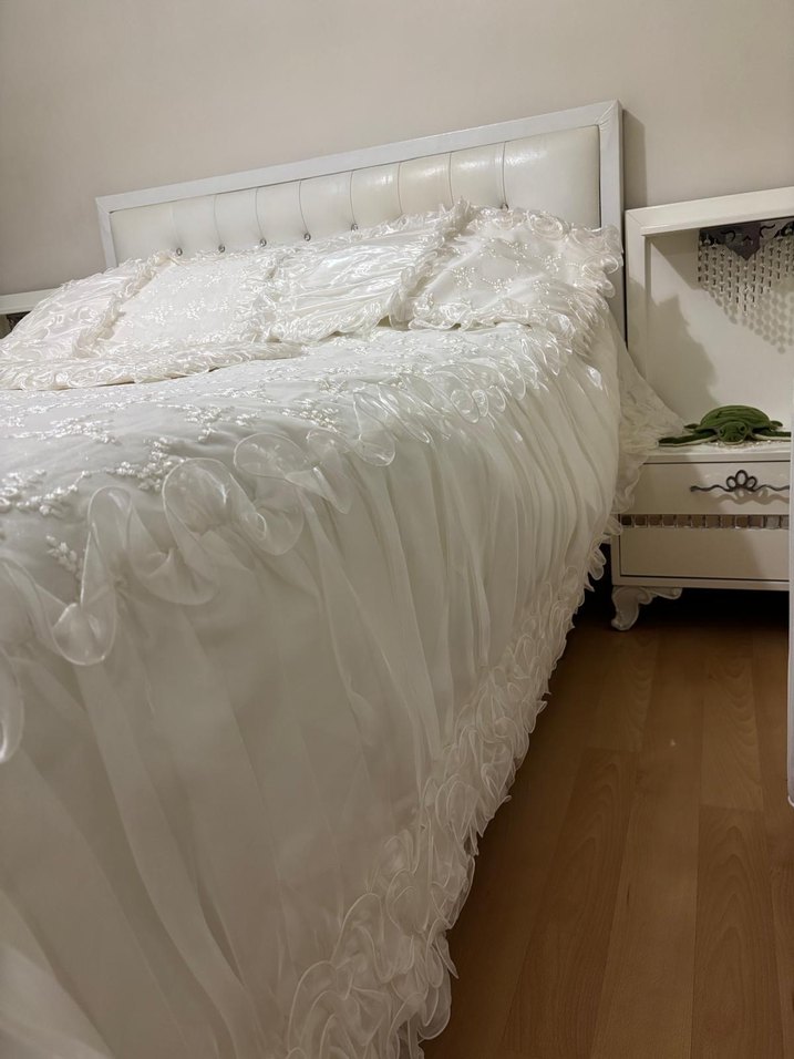 Nakışlı Beyaz Yatak Örtüsü - Görsel 3