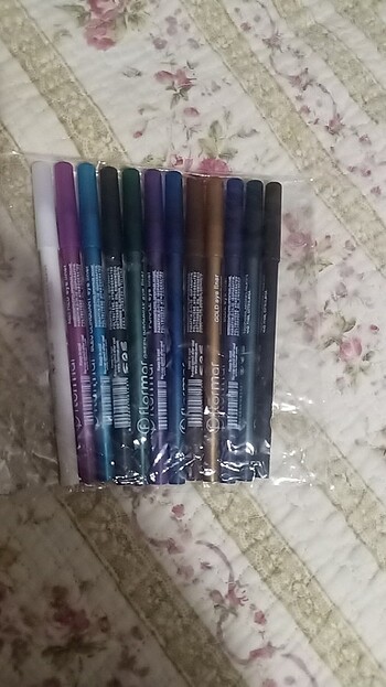 Beden Renkli Flormar suya dayanıklı eyeliner