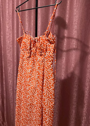 Turuncu ince askılı çiçek detaylı elbise - Görsel 2