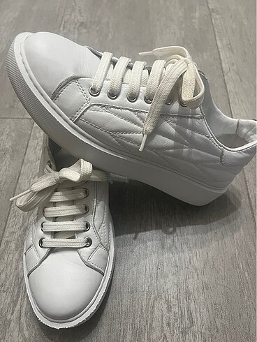 37 Beden beyaz Renk Derimod Sneaker