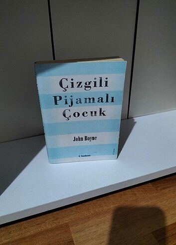 Çizgili pijamalı çocuk