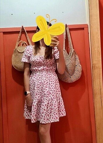 Pembe çiçekli elbise
