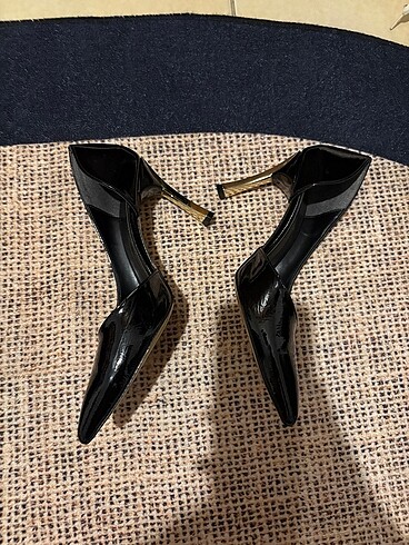 Bershka Siyah Stiletto ince topuklu topuğu altın rengi