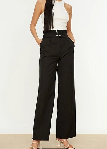 Siyah Düğme Detaylı Pantalon