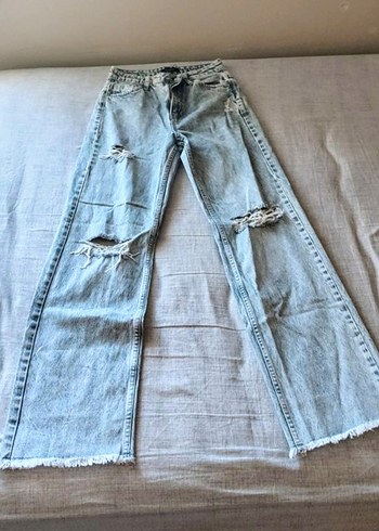 Gri Yırtık Detaylı Bol Kesim Denim Pantolon