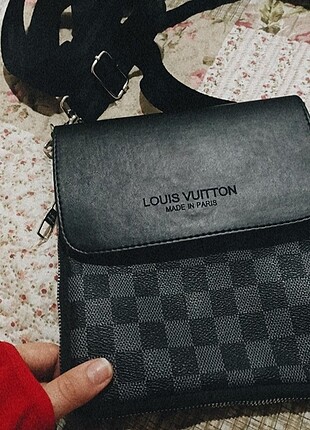 Louis Vuitton kol çantası