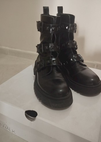 38 Beden Siyah Deri Goth Tokalı Kadın Bot